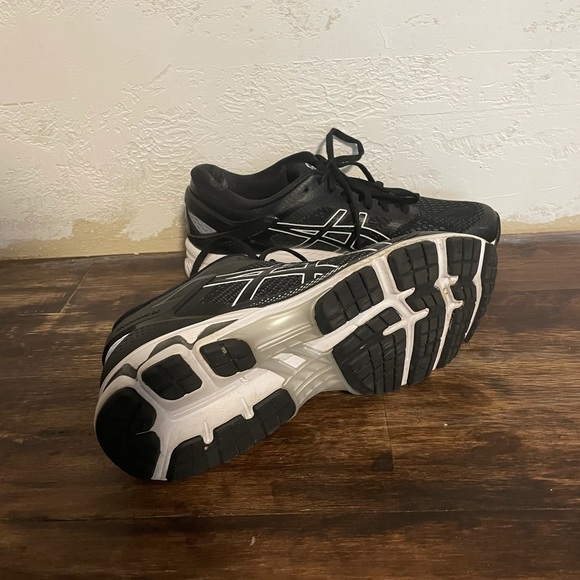 ASICS running shoes - Picture 2 of 4